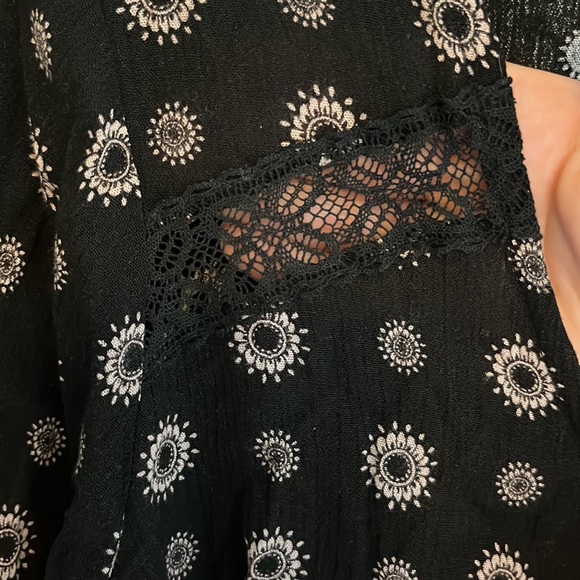 Mossimo Black and Tan Floral Tunic w/ Lace Panels - Picture 4 of 7